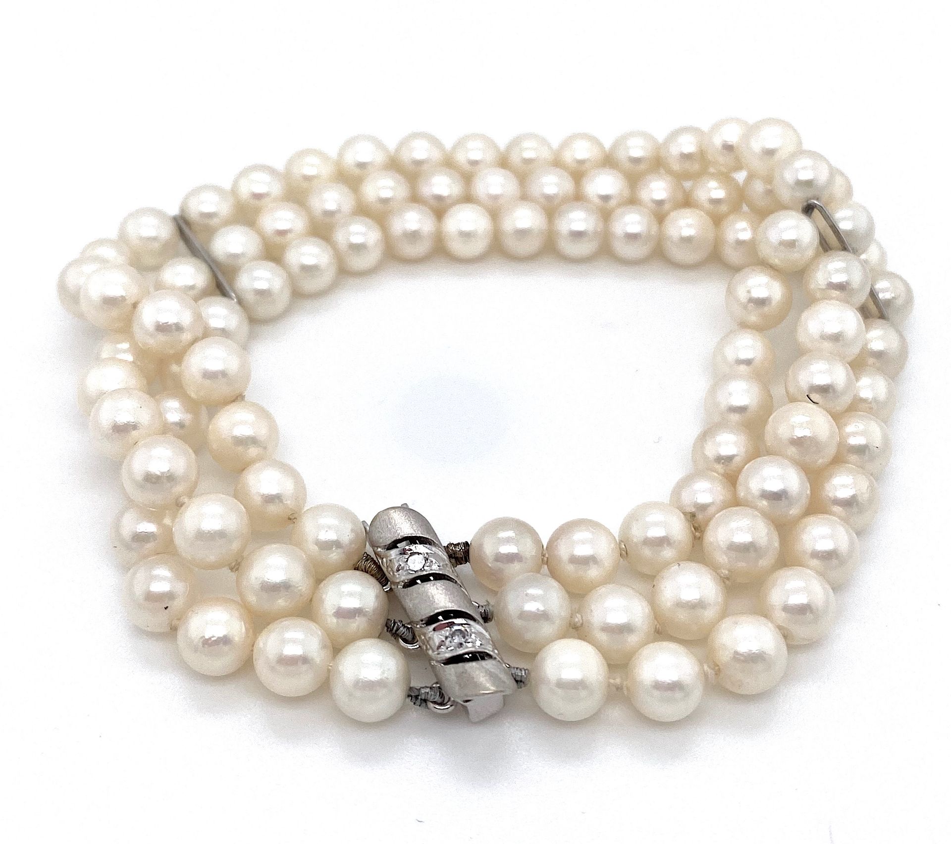 Bracelet with 3 rows of cultured pearls , white gold lock with diamonds