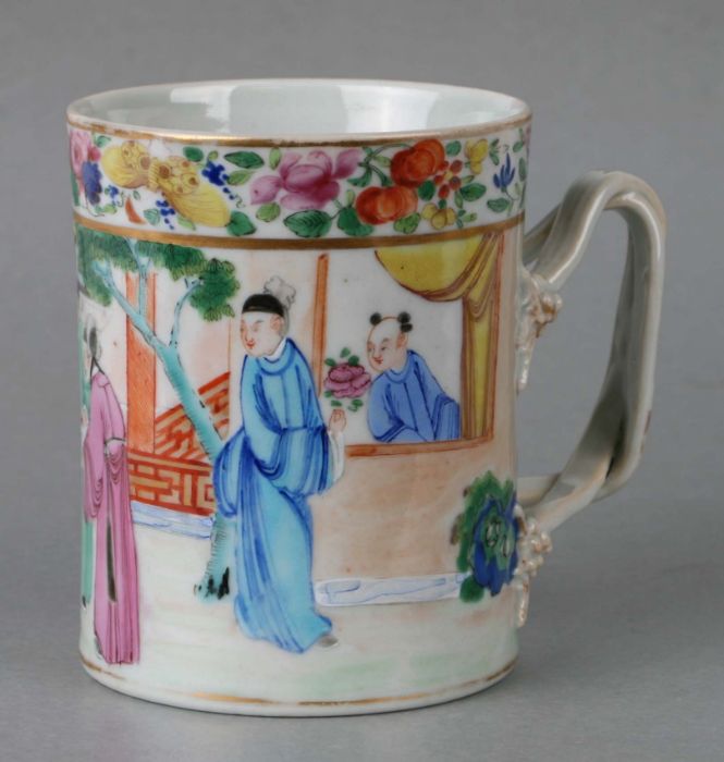 A mid 19th century Chinese Canton porcelain mug decorated with figures examining a scroll, 11cms