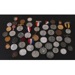 A quantity of Royal Commemorative medallions.