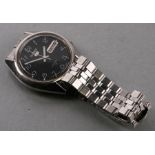 A Seiko 5 Automatic gentleman's wristwatch, the black dial with Arabic numbers and day/date