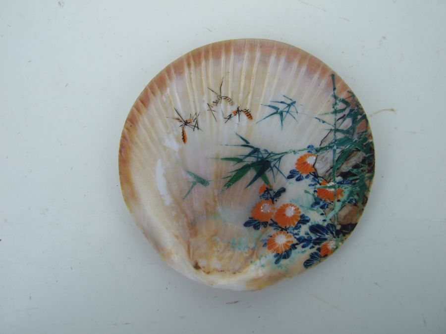 A set of four Chinese shells, each individually decorated with exotic birds and flowers, on hardwood - Image 3 of 9