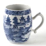A Chinese blue & white Export barrel shaped cider mug decorated with a river landscape scene,