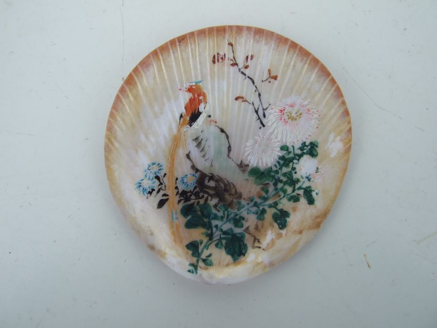 A set of four Chinese shells, each individually decorated with exotic birds and flowers, on hardwood - Image 9 of 9