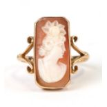 A 18ct gold cameo ring depicting a classical female, approx. UK size 'M', 3.7g.