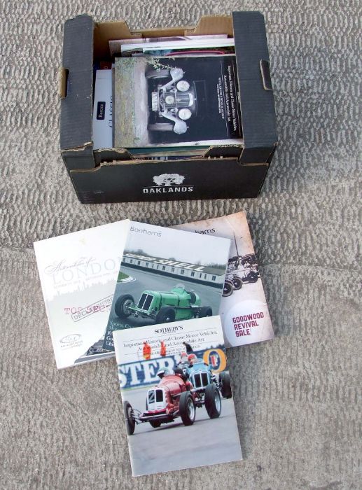 A quantity of assorted motoring reference books and brochures to include Auto Course, Bellu ( - Image 6 of 7