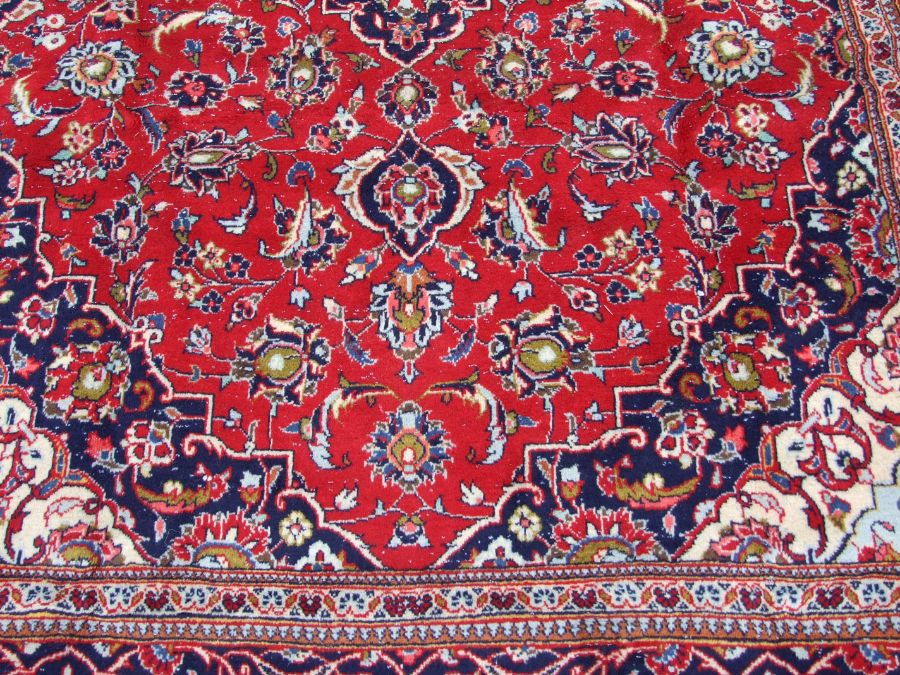 A Persian Kashan woollen hand knotted rug, the central medallion with floral sprays and borders, 290 - Image 4 of 6