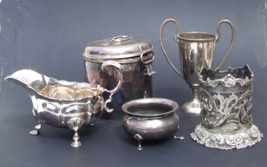 A quantity of silver plated items to include candlesticks, trophy, a gravy boat and flatware. - Bild 2 aus 2