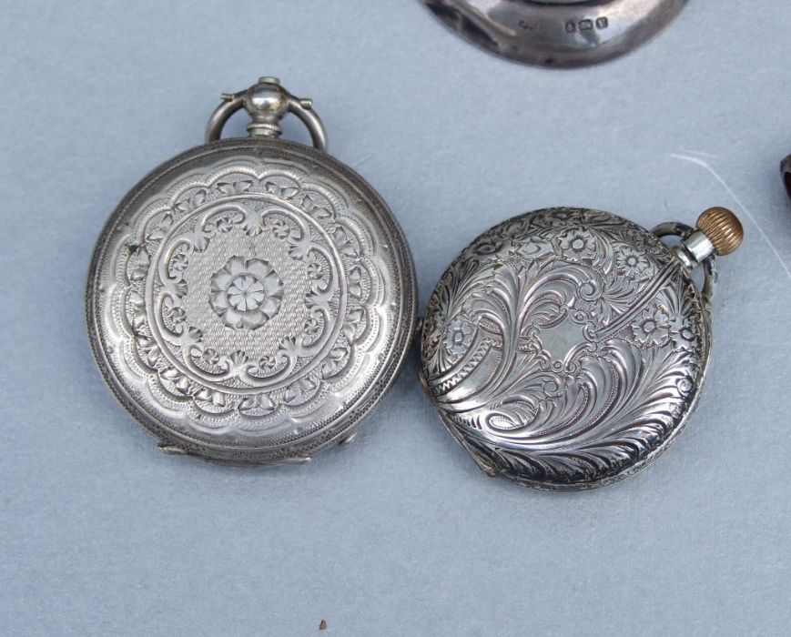 A silver mounted desk calendar, Birmingham 1920; together with two silver cased open faced fob - Bild 2 aus 2