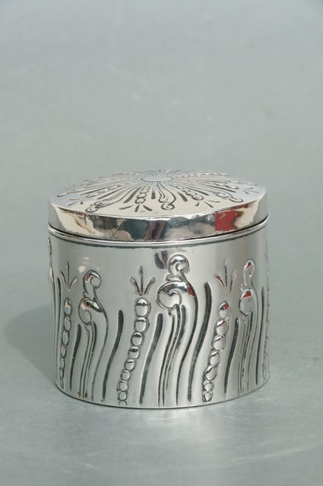 A George III Scottish silver tea caddy and cover of cylindrical form, the cover and body with chased - Bild 4 aus 4