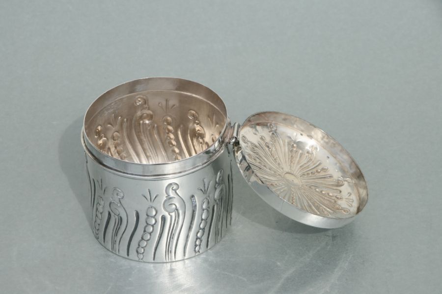 A George III Scottish silver tea caddy and cover of cylindrical form, the cover and body with chased - Bild 2 aus 4