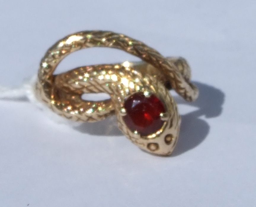 A 14ct gold snake ring set with a single garnet. Approx. UK size I. 3.9gCondition Reportgood - Image 4 of 5