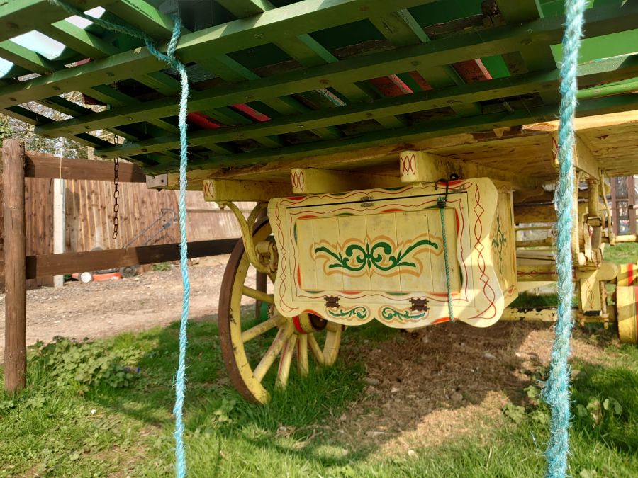 An early 20th century gypsy bowtop horses-drawn wagon with traditional painted decoration and fitted - Image 5 of 20