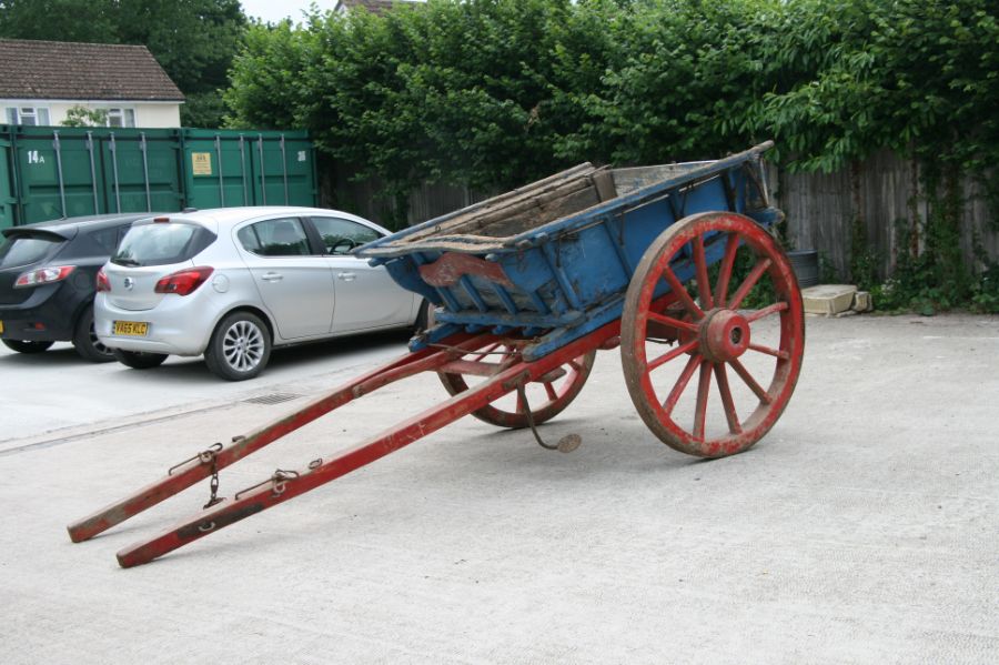 A traditional horse drawn tipping cart with wooden shafts, steel and wooden cartwheels and bears - Image 3 of 4