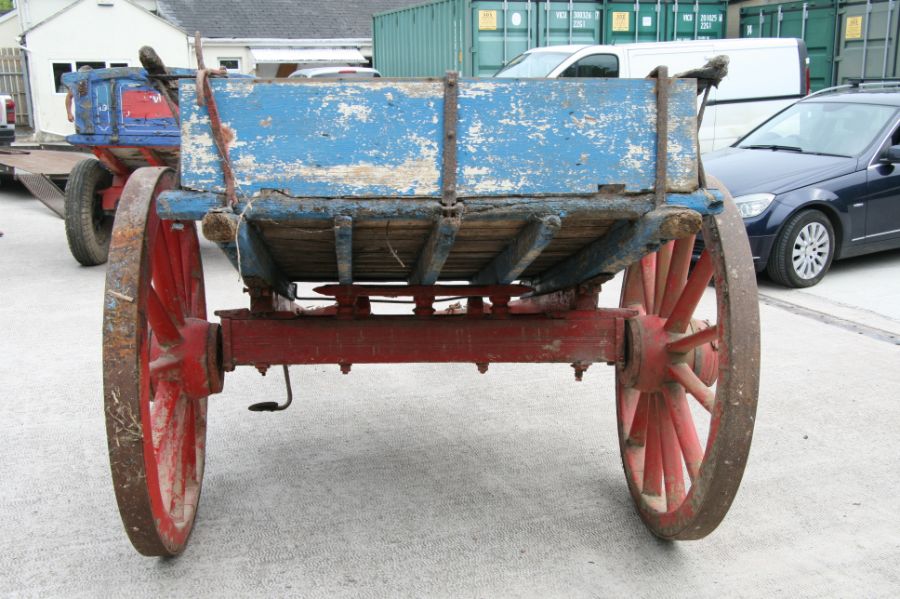 A traditional horse drawn tipping cart with wooden shafts, steel and wooden cartwheels and bears - Image 2 of 4