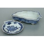 An 18th century Chinese blue & white shell shaped dish decorated with flowers, 16cms wide;