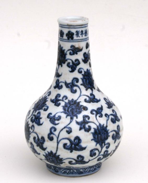 A Chinese blue and white bottle vase decorated flowering scrolling foliage (AF) 20cm high - Bild 3 aus 10