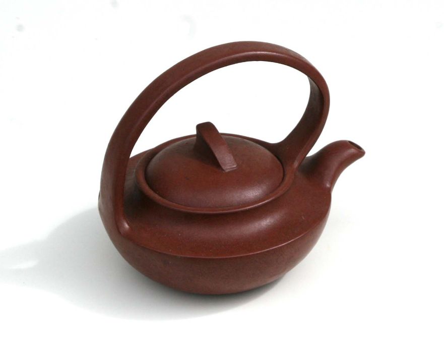 A Chinese Yixing pottery tea pot with impressed seal mark to the underside, 11cm high Condition - Bild 3 aus 13