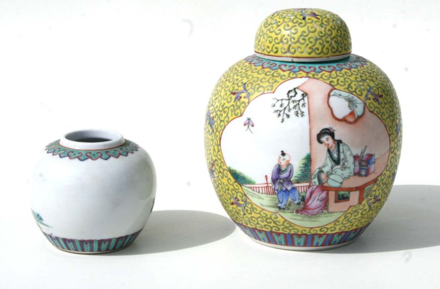 A Chinese famille rose ginger jar and cover decorated with figures in a terraced garden within - Bild 4 aus 5