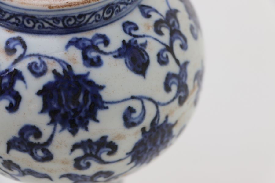 A Chinese blue and white bottle vase decorated flowering scrolling foliage (AF) 20cm high - Bild 9 aus 10