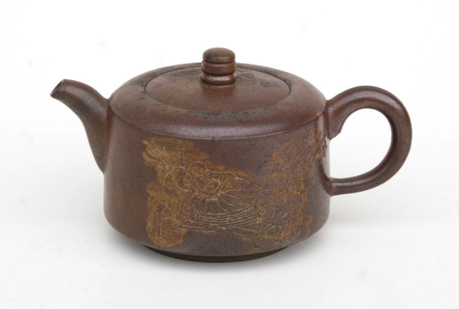 A Chinese Yixing pottery teapot decorated with figures and calligraphy, impressed seal mark to the - Bild 4 aus 14
