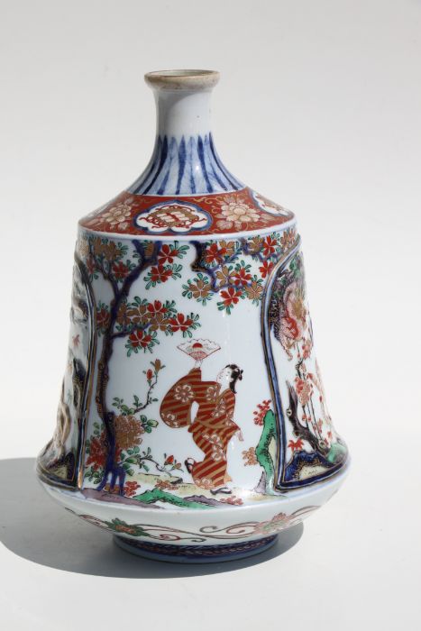 A 19th century Japanese Imari Tokkuri decorated with figures and moulded tigers and dragons, six - Bild 4 aus 9