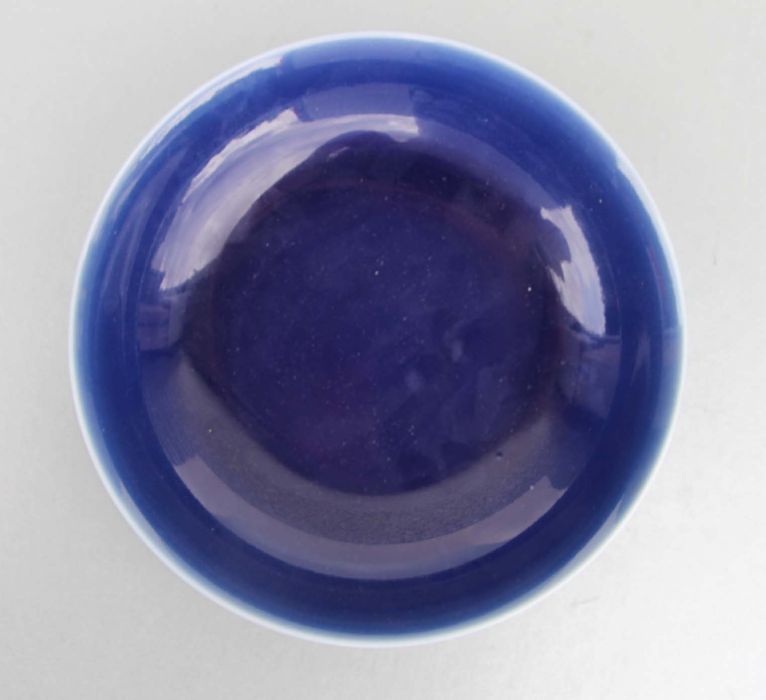 A Chinese blue glazed shallow dish with Daoguang mark. 19cm diameter - Bild 2 aus 5