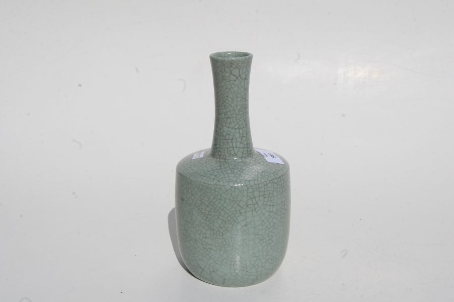 A Chinese celadon crackle glaze mallet form vase, 24cms high. - Bild 5 aus 7