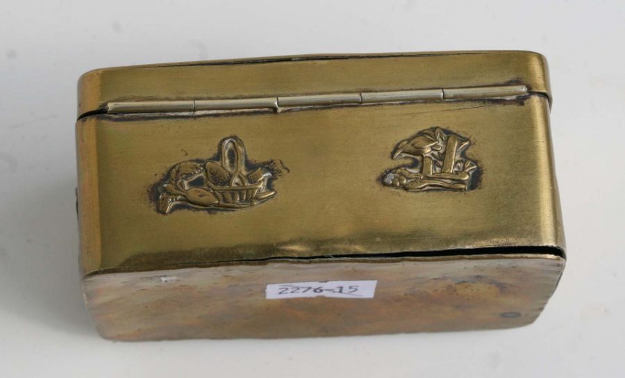 A Japanese rectangular brass snuff box decorated in relief with birds and mythical beasts, 10cms - Bild 4 aus 6
