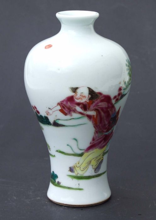 A Chinese famille rose Meiping vase decorated with a figure and a toad, 16cms high.Condition - Bild 5 aus 5