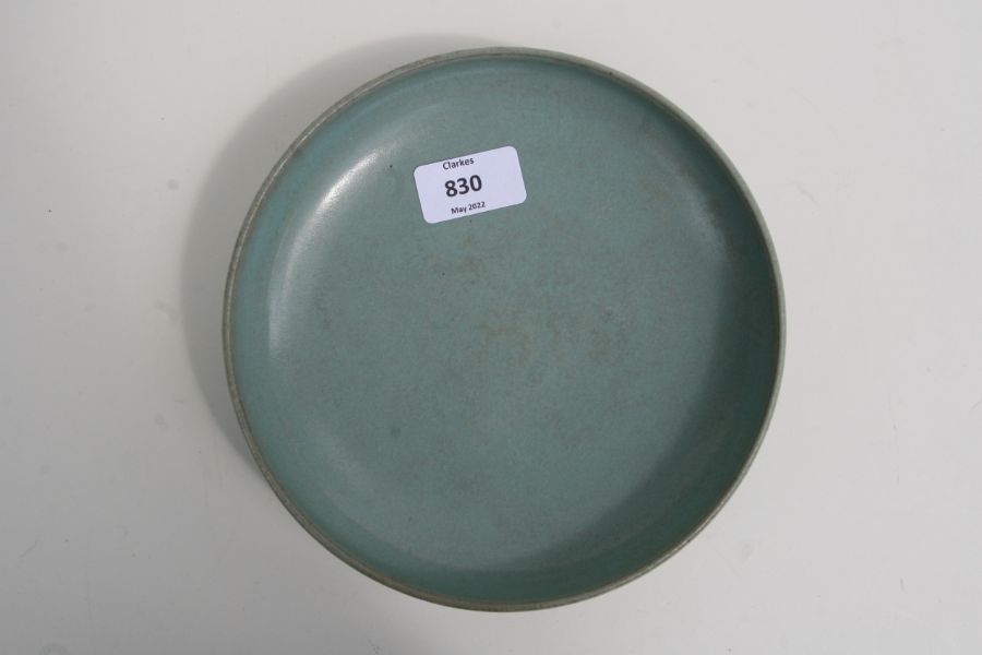 A Chinese celadon glazed shallow dish or brush washer, 19cms diameter.Condition ReportGood condition - Bild 3 aus 9