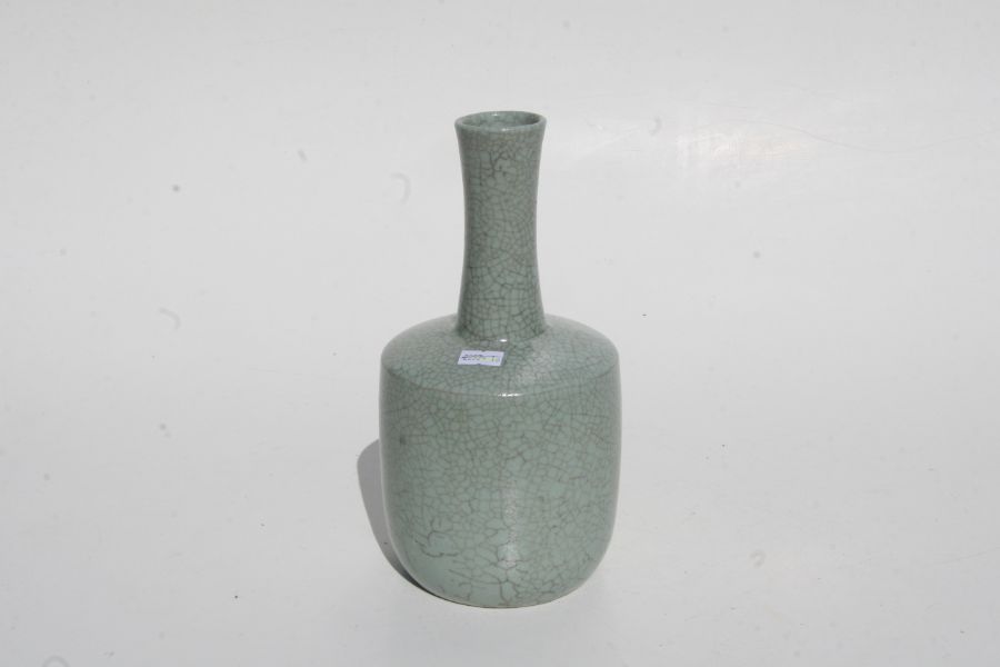 A Chinese celadon crackle glaze mallet form vase, 24cms high. - Bild 4 aus 7