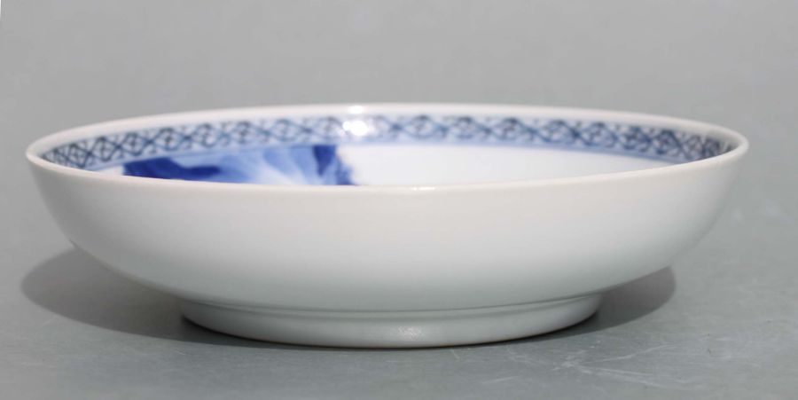 A Chinese blue white and red footed bowl, decorated immortals fighting amongst the clouds with six - Bild 4 aus 6