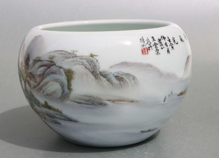 A Chinese Republic style bowl decorated with figures in a landscape with calligraphy, red mark to - Bild 2 aus 6