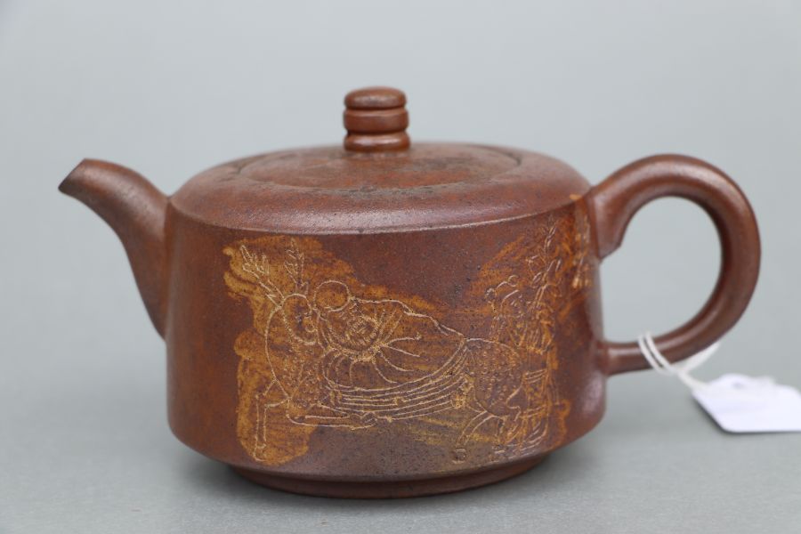 A Chinese Yixing pottery teapot decorated with figures and calligraphy, impressed seal mark to the - Bild 6 aus 14