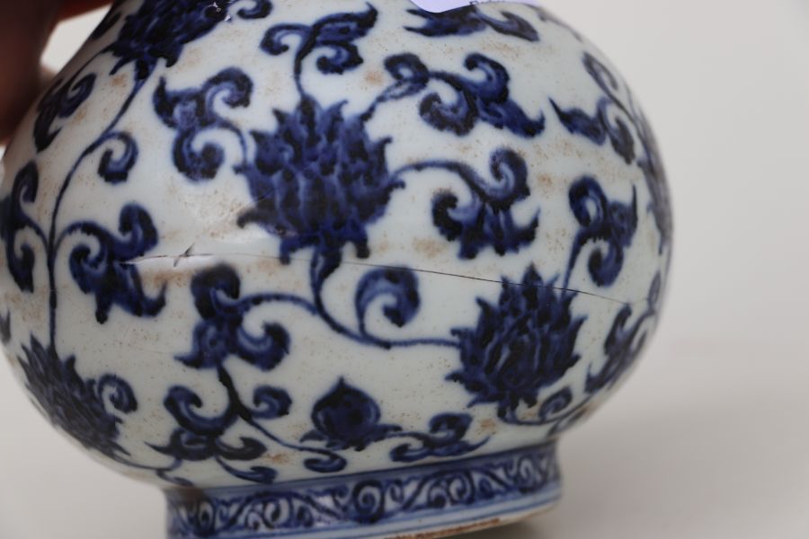 A Chinese blue and white bottle vase decorated flowering scrolling foliage (AF) 20cm high - Bild 8 aus 10