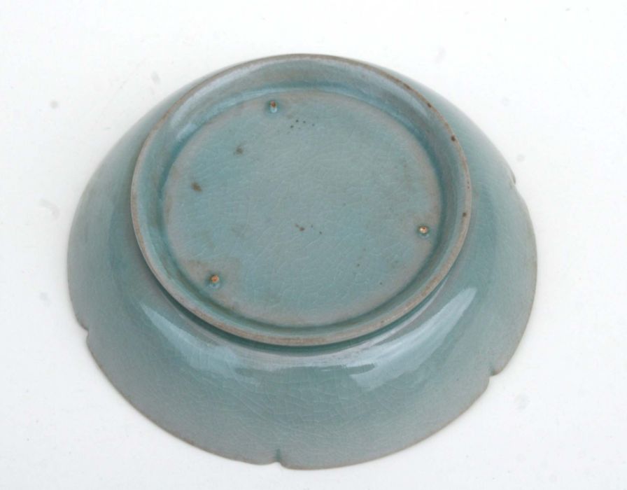 A Chinese celadon crackle glazed brush washer, 15cm diameter - Bild 2 aus 3