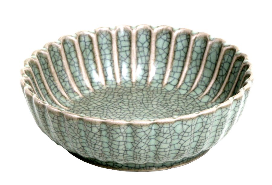 A Chinese crackle ware celadon glaze shallow dish or brush washer, 13cms diameter.