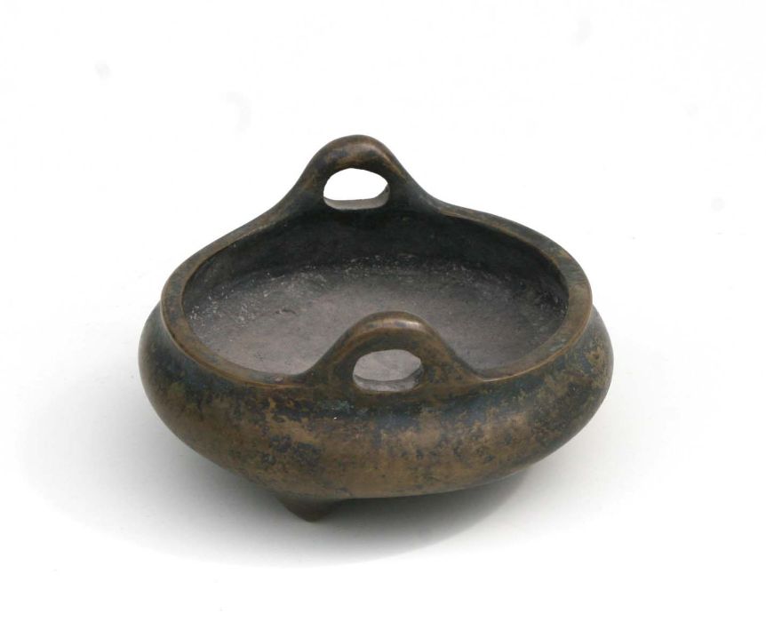 A Chinese bronze two handled tripod censor with impressed six character mark to the underside, - Bild 3 aus 3