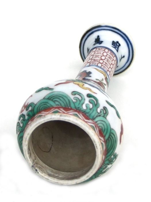 A Chinese Wucai porcelain calligraphy brush handle decorated with a dragon amongst clouds chasing - Bild 3 aus 3