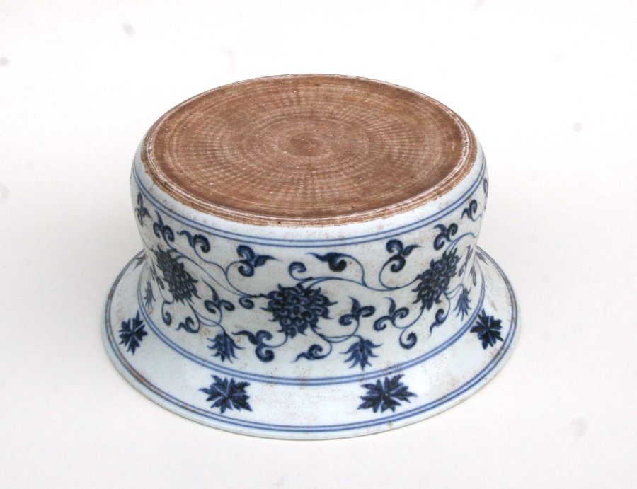A large Chinese blue and white bowl decorated flowering scrolling foliage, 32cm diameter - Bild 4 aus 5
