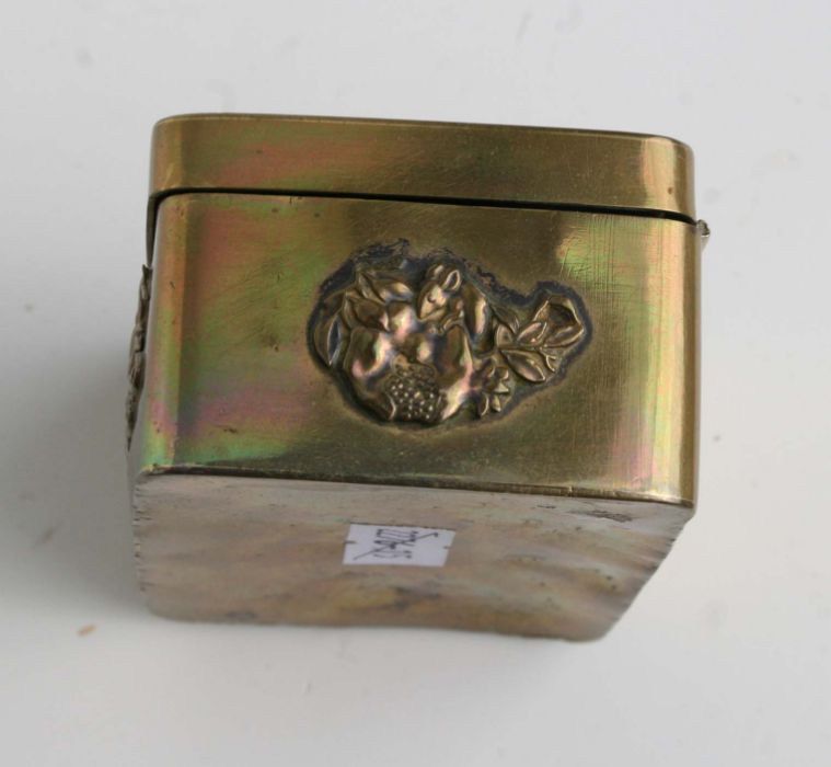 A Japanese rectangular brass snuff box decorated in relief with birds and mythical beasts, 10cms - Bild 6 aus 6