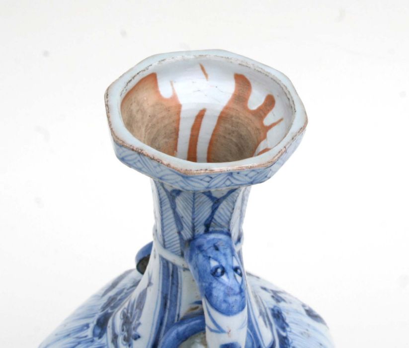 A Chinese blue and white two handled vase, decorated figures in a landscape, 33cm high - Bild 2 aus 6