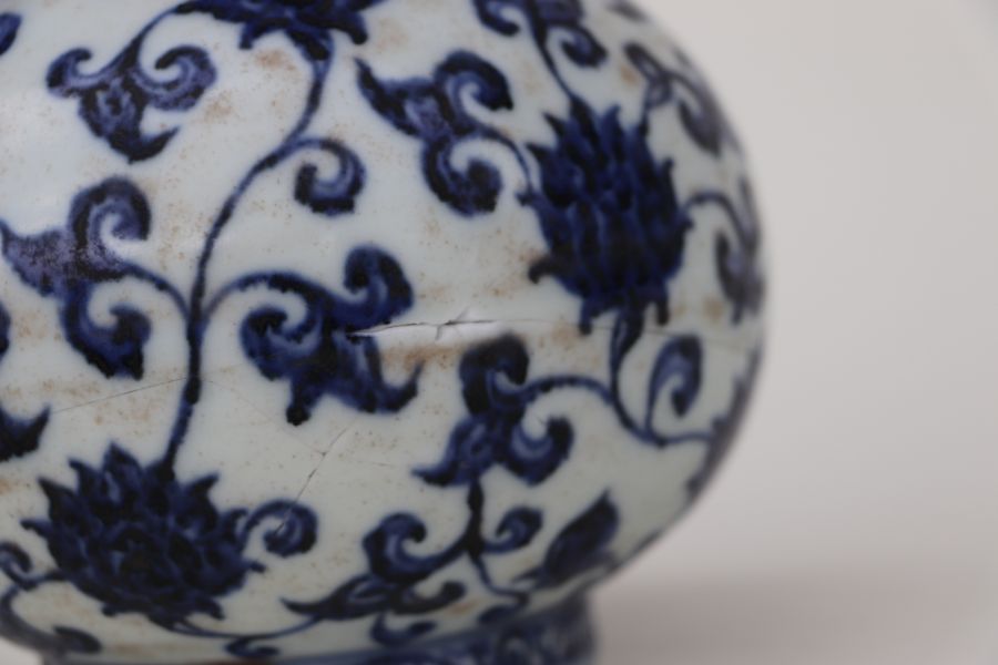 A Chinese blue and white bottle vase decorated flowering scrolling foliage (AF) 20cm high - Bild 7 aus 10