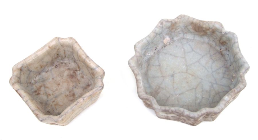 A Chinese crackle ware shaped shallow dish, 11cms diameter; together with a similar square form - Bild 2 aus 3