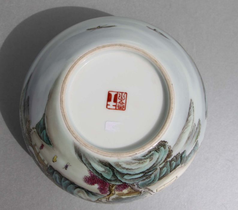 A Chinese Republic style bowl decorated with figures in a landscape with calligraphy, red mark to - Bild 5 aus 6