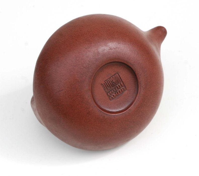 A Chinese Yixing pottery tea pot with impressed seal mark to the underside, 11cm high Condition - Bild 4 aus 13