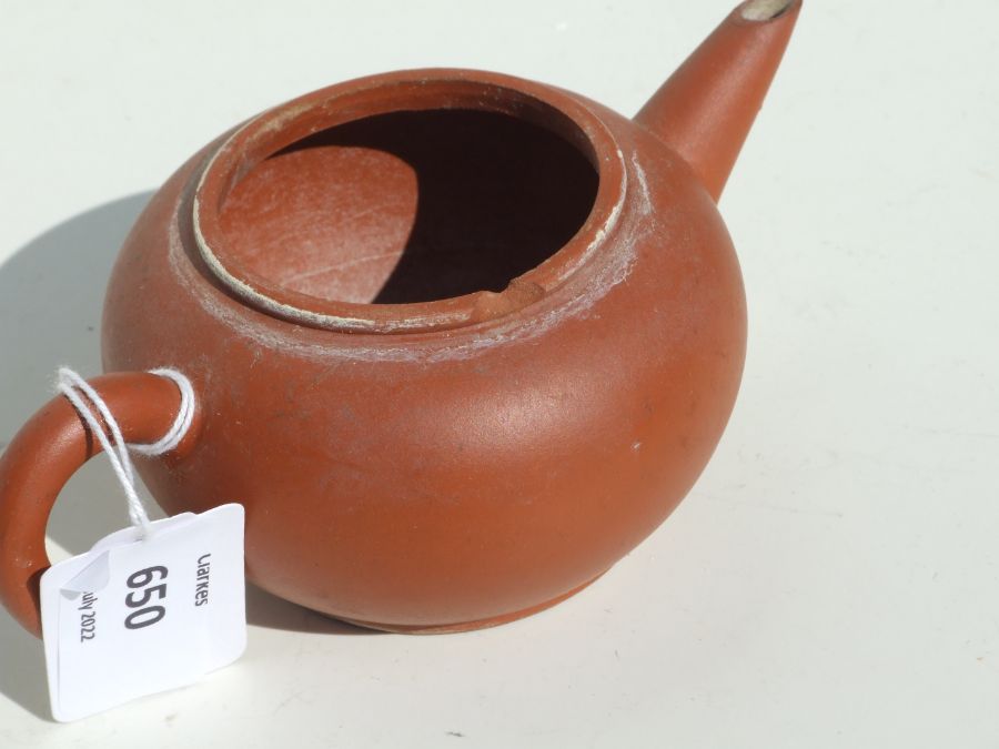 A Chinese Yixing teapot, impressed character mark to base, 8cms high.Condition ReportA chip to to - Bild 2 aus 3