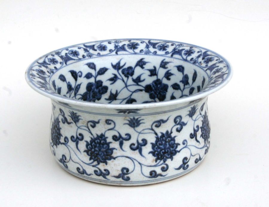 A large Chinese blue and white bowl decorated flowering scrolling foliage, 32cm diameter - Bild 2 aus 5