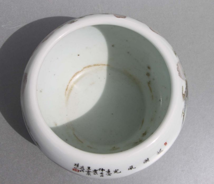 A Chinese Republic style bowl decorated with figures in a landscape with calligraphy, red mark to - Bild 4 aus 6