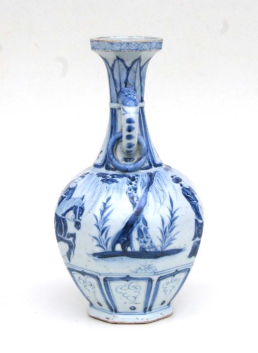 A Chinese blue and white two handled vase, decorated figures in a landscape, 33cm high - Bild 6 aus 6